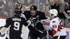 Sidney Crosby (uprosted) z Pittsburghu se raduje z gólu se spoluhráem