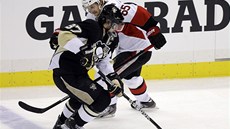 Sidney Crosby (vlevo) z Pittsburghu obhcází Erika Karlssona z Ottawy.