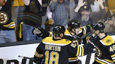 Bostontí hokejisté (zleva) Nathan Horton, Torey Krug a David Krejí se radují