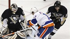 Tomá Vokoun z Pittsburghu zasahuje proti Colinu McDonaldovi z NY Islanders.