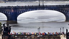 Maratontí bci pekraují praský Karlv most.