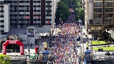 Maratontí bci vybíhají kolem hotelu InterContinental z Paíské ulice.