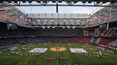 U EKÁ NA VÍTZE. Stíbrný pohár Evropské ligy je pipravený na hiti amsterdamského stadionu ped finálovým zápasem. S trofejí se nakonec mazlili fotbalisté Chelsea.