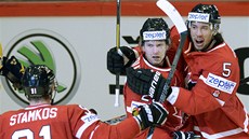 Kanadští hokejisté slaví trefu Clauda Girouxe (uprostřed) do švédské sítě. Kanadští hokejisté slaví trefu Clauda Girouxe (uprostřed) do švédské sítě.