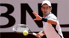 Novak Djokovi ve tvrtfinále tenisového turnaje v ím proti Tomái Berdychovi.