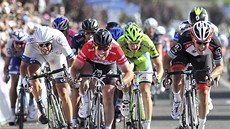 Mark Cavendish (v erveném) jede pro triumf ve 13. etap na Giro d´Italia.