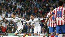 Cristiano Ronaldo (vlevo) z Realu Madrid se raduje ze svého gólu v derby proti