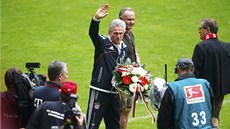 DÍKY MOC, TRENÉRE! Bayern Mnichov podkoval ped zápasem s Augsburgem trenérovi