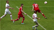 GÓL. Thomas Müller z Bayernu Mnichov skóruje do brány Augsburgu.