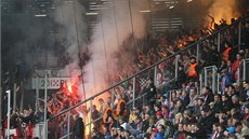 KOTEL SLAVIE. Fanouci ervenobílých bhem zápasu v Plzni.