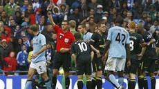 VYLOUEN. Zabaleta z Manchesteru City (vlevo) dostává za dv luté karty jednu