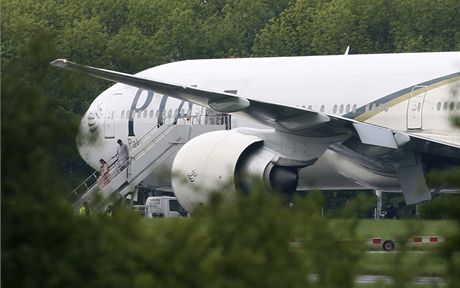 Pasaéi vystupují na letiti Stansted z letounu, který museli kvli ohroení