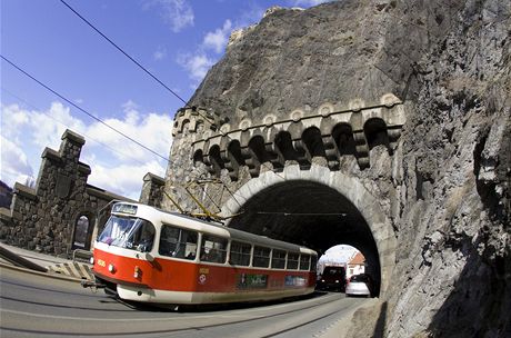 Kvli strené troleji nejedou tramvaje mezi Výtoní a Modany.Ilustraní snímek