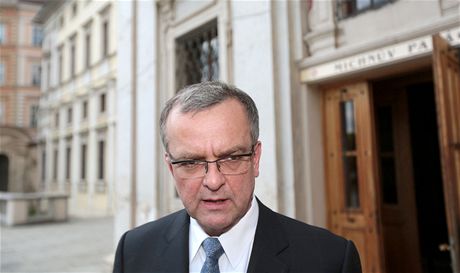 Ministr financí Miroslav Kalousek pichází na tiskovou konferenci TOP 09 v