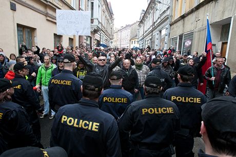V kvtnu policie zastavila "pochod na Romy", kdy radikálové strhli ást davu z mítinku na námstí. Tentokrát budou ob skupiny kousek od sebe.