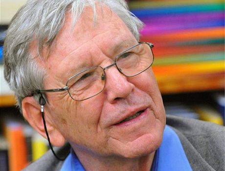 Amos Oz v roce 2009 navtívil Prahu, aby pedstavil a podepisoval do etiny peloenou prózu Píbh o lásce a tm.