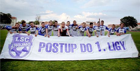 Takhle fotbalisté Znojma slavili na konci minulé sezony postup do nejvyí soute.