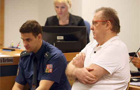 Kromsk podnikatel Radomr Vybral dorazil k soudu v poutech.