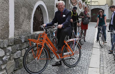 Pjovnu kol pro studenty olomoucké univerzity podpoil i nizozemský velvyslanec Ed Hoeks (na snímku). V jeho domovin je jízda na kole populární, na 16 milion obyvatel pipadá 25 milion kol.