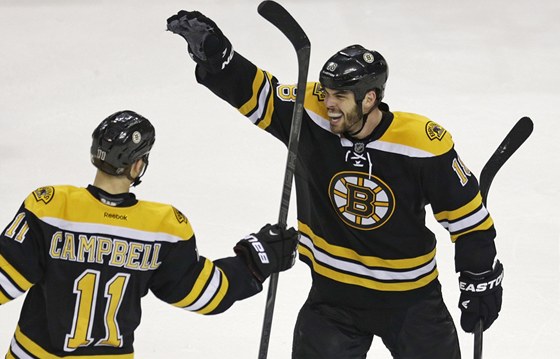 POSTUP JE NÁ. Gregory Campbell (vlevo) a Nathan Horton z Bostonu slaví