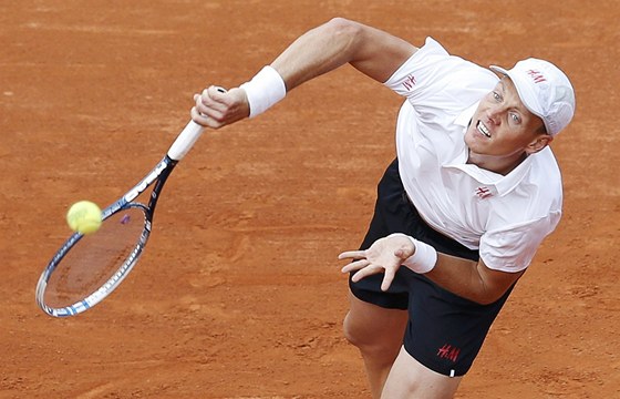 SERVIS. Tomá Berdych podává v duelu s Gaelem Monfilsem v prvním kole Roland...