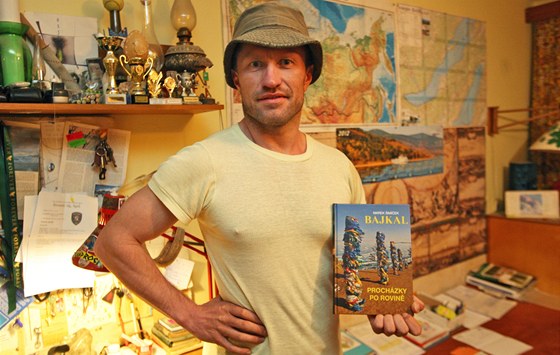 Cestovatel Marek imíek se svou knihou o Bajkalu.