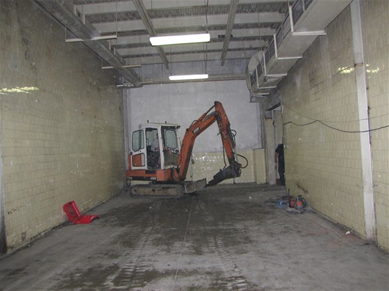 Policisté loni nali stovky tisíc litr nelegálního lihu napíklad v Hrobicích u Sluovic. Aby se dostali k nádrím, museli provrtat betonovou podlahu.