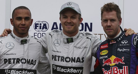 RYCHLÁ TROJKA. Vítz kvalifikace Velké ceny Monaka Nico Rosberg pózuje s druhým
