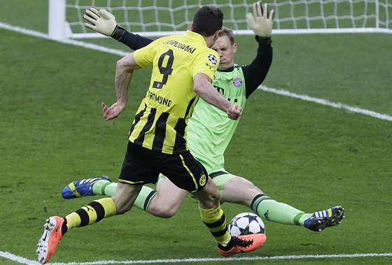 BUM! A NIC. Robert Lewandowski stílí na branku Bayernu, gólman Manuel Neuer