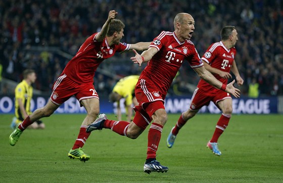 JE TO TAM! Hrái Bayernu v ele s Arjenem Robbenem slaví gól, kterým nizozemský