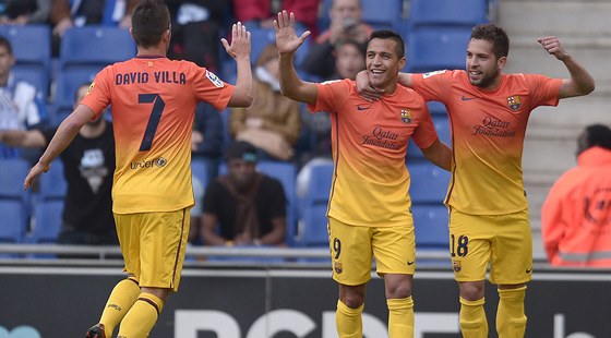 PLESK! Alexis Sánchez z Barcelony (uprosted) slaví se spoluhrái svj gól v
