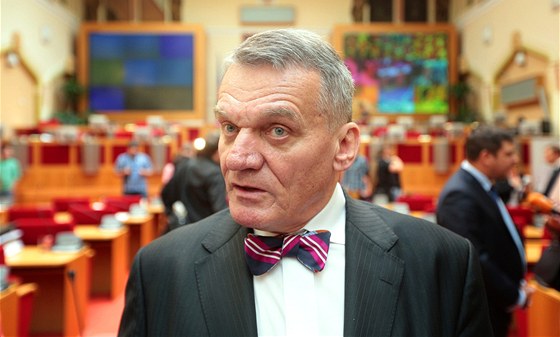 Bývalý praský primátor Bohuslav Svoboda pi jednání praského zastupitelstva.