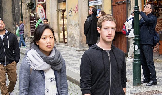 Zakladatel Facebooku Mark Zuckerberg s manelkou Priscillou Chanovou pi