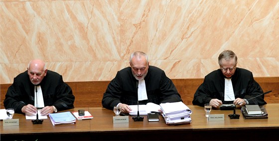 Soudci Pavel Rychetský (zleva), Stanislav Balík a Pavel Holländer pi jednání