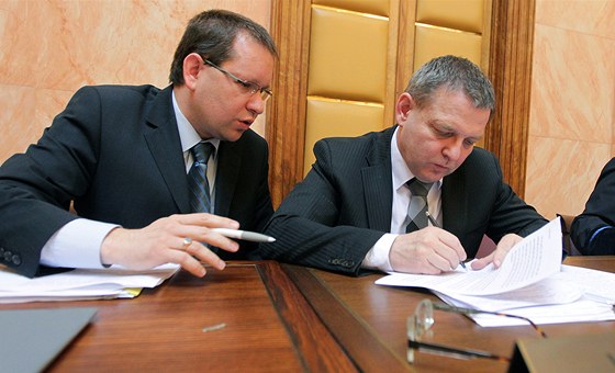 Právní poradce SSD Radovan Suchánek (vlevo) s Lubomírem Zaorálkem na archivním snímku.