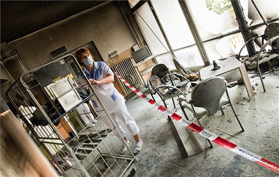 Prostor pro návtvy v hradecké fakultní nemocnici po poáru. (22. 5. 2013)