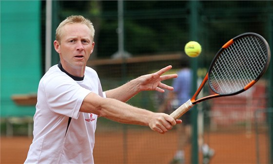 Vítz Wimbledonu z roku 2001 Leo Friedl na jihlavské antuce. 