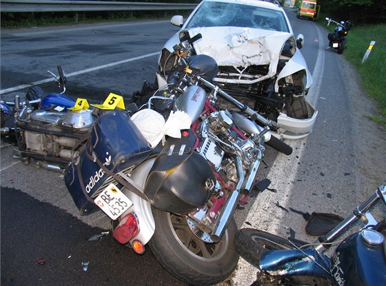 Pro idi osobního vozu vhel do protismru, nikdo pesn nevysvtlil ani u soudu. Za zabití jednoho výcarského motorkáe a zranní dalích dvou dostal dvaapadesátiletý idi osobního vozu podmínku.