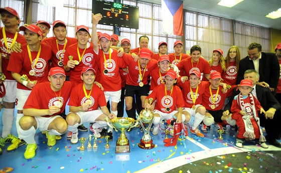 Futsalisté Chrudimi slaví zisk eského titulu. 