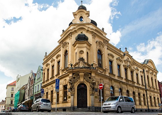 Oputná budova bývalé knihovny v hradeckém centru by se mohla stát novým