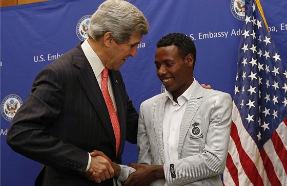 Maratonský bec Lelisa Desisa z Etiopie pi  setkání s americkým ministrem