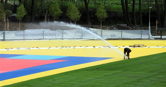 Instalace a zkouka závlahového systému v atletickém areálu na levém behu Ohe