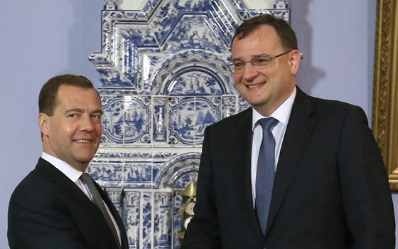 Ruský premiér Dmitrij Medvedv se vítá s eským pedsedou vlády Petrem Neasem