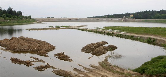 Plumlovská pehrada se po tém tech letech od vyputní opt zaala plnit