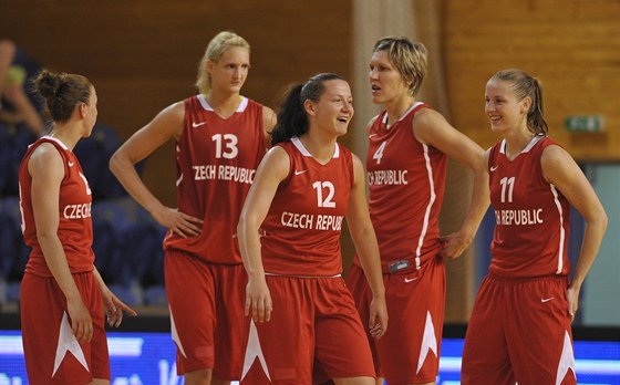 eské basketbalistky se chystají zahájit zápas. 