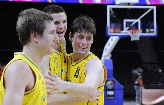 Australtí basketbalisté se radují z postupu do finále loského MS do 17 let.