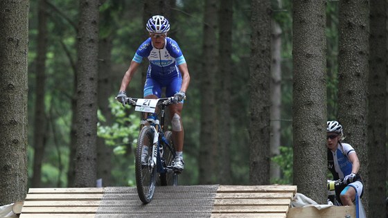 Kateina Nash (vlevo) bhem závodu Svtového poháru v Novém Mst.