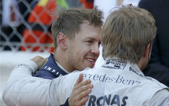 DVA NMCI. Nico Rosberg (vpravo) dostává gratulaci k triumfu ve Velké cen