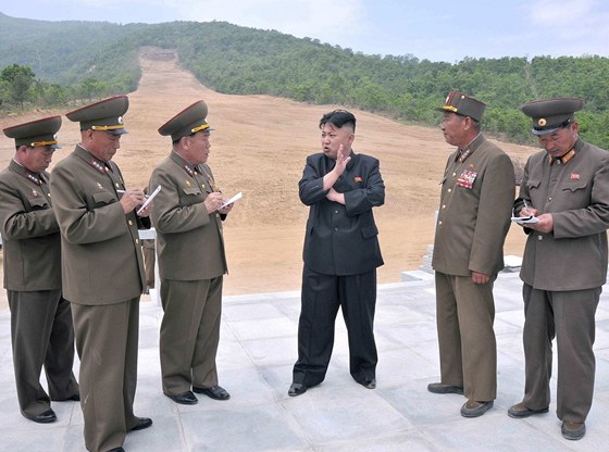 Na postup prací v prsmyku Masik dohlíí sám Kim ong-un. (27. kvtna 2013)