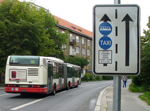 Autobusy mají svj pruh také v Braníku.